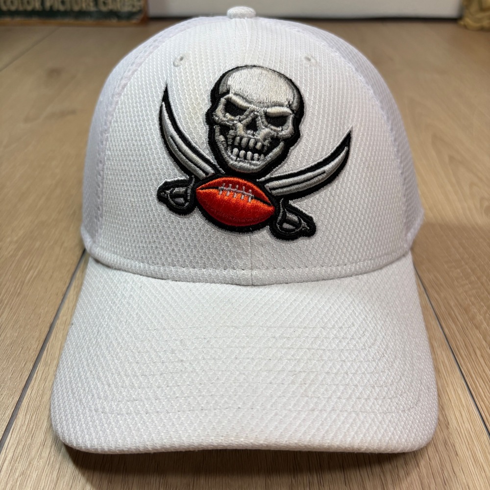 Tampa Bay Buccaneers New Era 39THIRTY Embroidered Mesh Stretch Fit Hat White M/L